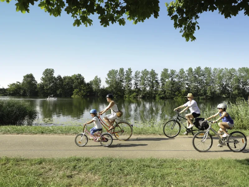 En famille à vélo sur le chemin de halage de la Saône