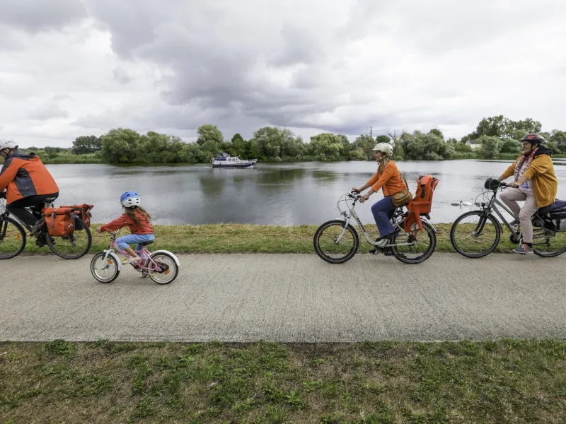 Bateau et vélos sur la Moselle vers Uckange