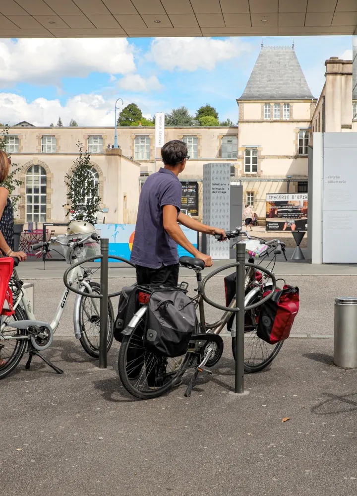 Cyclistes devant le musée de l'image à Épinal