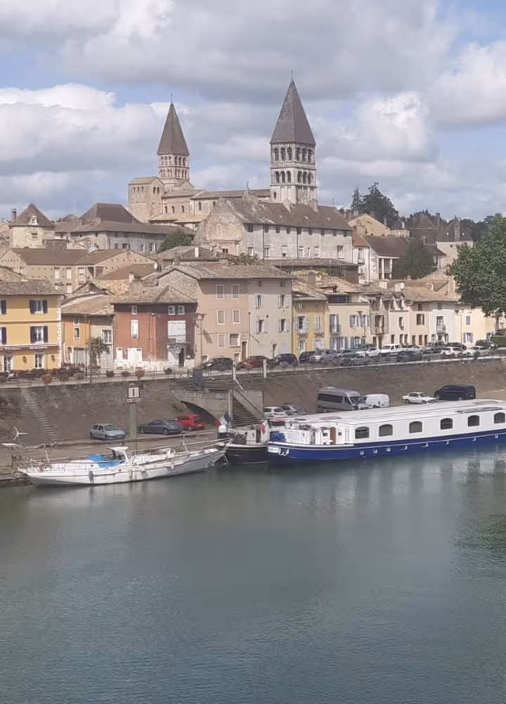 Abbaye de Tournus sur les bords de Saône