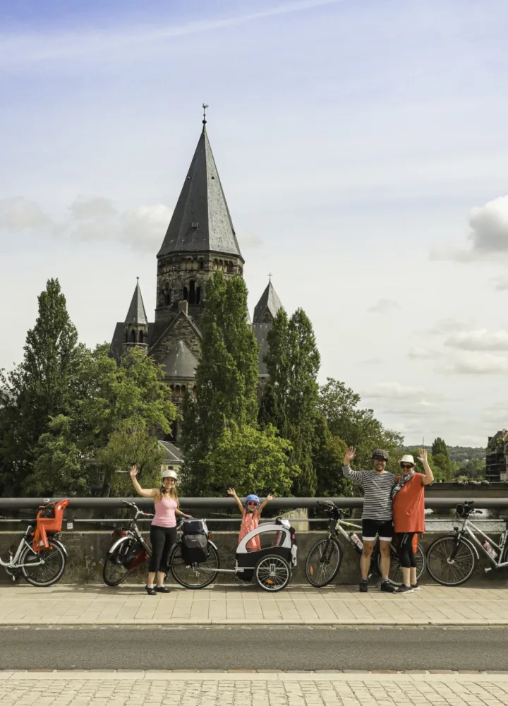 Famille à vélo sur Voie Bleue à Metz