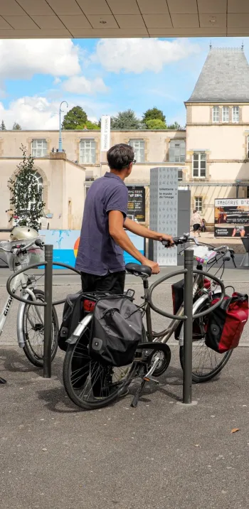 Cyclistes devant le musée de l'image à Épinal