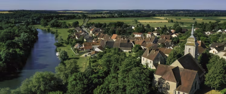 La Saône et la petite cité de caractère de Ray-sur-Saône