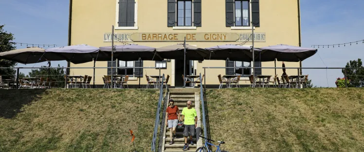 Vélotouristes à la halte nautique de Gigny-sur-Saône