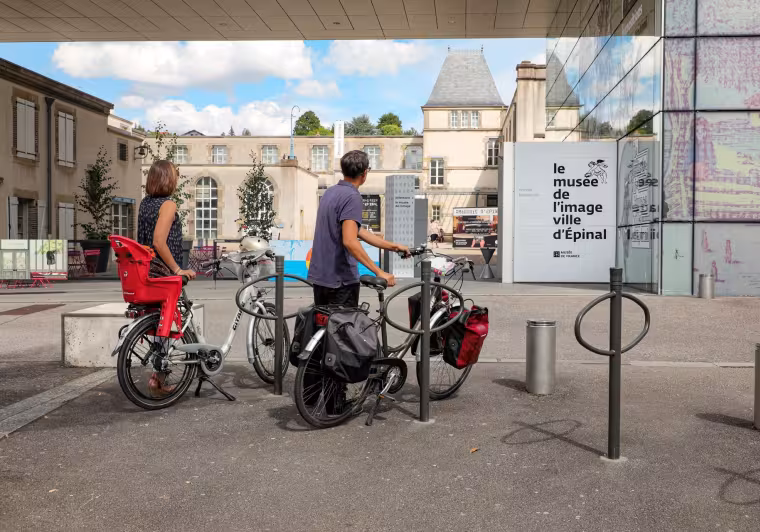 Cyclistes devant le musée de l'image à Épinal