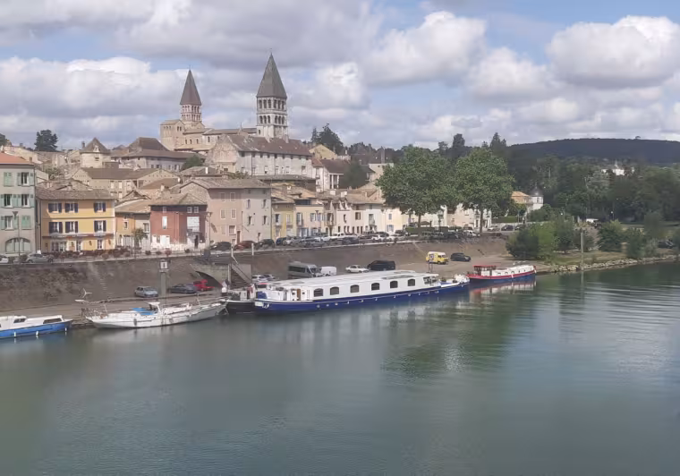 Abbaye de Tournus sur les bords de Saône