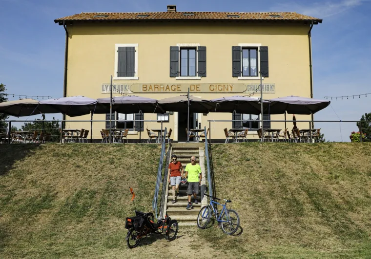 Vélotouristes à la halte nautique de Gigny-sur-Saône