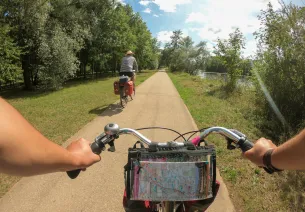 Guide accroché au guidon sur la Véloroute de la Voie Bleue