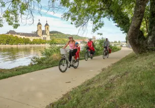Famille à vélo sur le halage de la Moselle à Pont-à-Mousson